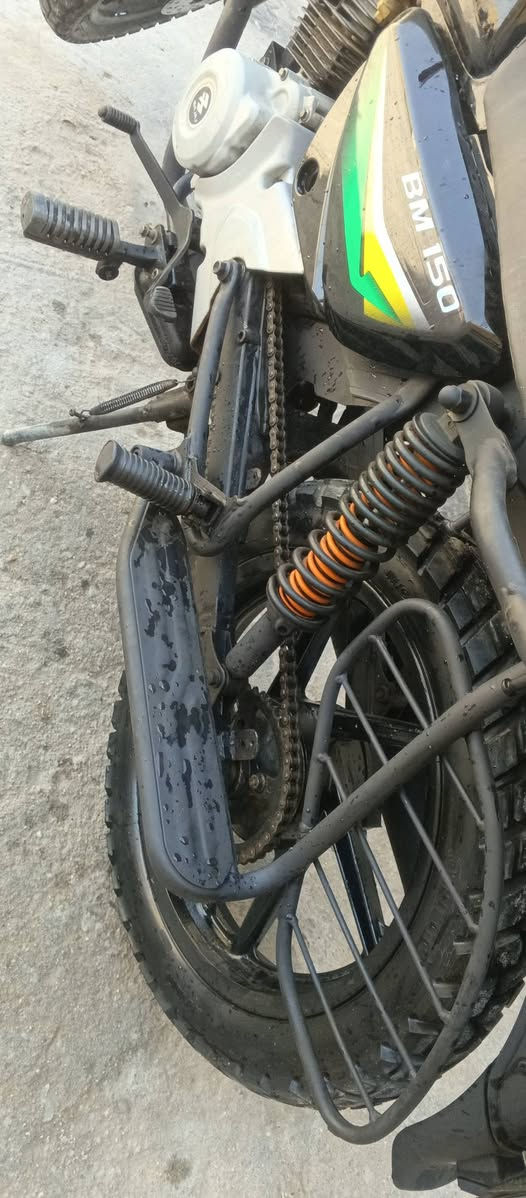 السلام عليكم.
 بوكسر رقم وسنويه مديل 2021
شباب الدراجه بيها مكينه مديل 25 جديده جيس برغي مامفتوح بيها بحيث حته فيرلسه ماسويتها بس المكينه جبتها ب900
 . تانكي صفحايات جدد ويا المكينه جبتهن.
.تايرات جدد قبل شهر شادهن تايلندي الأصلي 
وياها قبق زنجيل جديد مامشدود ولاصلي 
وجامه اضافيه تصير فوك العينه جديده هيه ولقواعد ولبراغي.
وزوج لايت عدسه  كاملات جدد مامشدودات.
 للعلم من شديت المكينه ابد ماشتغلت دلفري ولا يوم.

نقصها بس باتري ضعفان 

. السعر مليونين .
البصره المعقل 
‏‪***********‬‏
