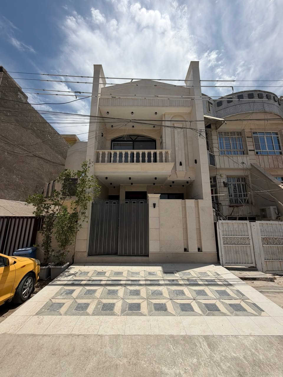 ✋🏼 زبائننا الكرام للبيع دار سكن 
💫سنه البناء 2026 درجه اولى

🔺المساحة : 127/5  متر ( ملكي )

🔻الواجهة: 5م      🔻النزال:25/5 م.

🚴‍♀️الشارع 15 م مع رصيف 4 
📦 المنزل فارغ حالياً - جاهز للسكن فوراً
🤚
✅ واجهة مرمر بتصميم حديث
✅ أرضية مرمر
✅ محجر ألمنيوم جام درجة أولى
✅ شبابيك ألمنيوم سلايد مقطع ممتاز
✅ جدران سيراميك ألواح
✅ أبواب داخلية صار ماليزي- أحدث تصميم
✅ أبواب خارجية قاصة
✅ ديكورات داخلية ابروفايل

🤚تفاصيل العقار

🔸 الطابق الأرضي:
  مدخلين + صاله ضيوف 
+مطبخ + صاله عائله+ غرفه نوم سويت + شلال داخلي

🔸 الطابق الأول:
3 غرف نوم (منها غرفتين سويت) + خدمات

🔸 الطابق الثاني:
بيتونة + سطح أمامي وخلفي
 
📍موقع الدار بغداد حي البنوك  ( مربع الكنيسه )

المكتب مفتوح من🕔9 صباحاً لغالية 🕣11مسأآ🔔
_____________________________________
للاستفسار مراسلة الصفحة
او الاتصال 

☎️***********

متوفر واتساب📞 او مراجعة⭕ .( السالم للعقار )  

📍 عنوان المكتب: حي البنوك شارع الكنيسه
