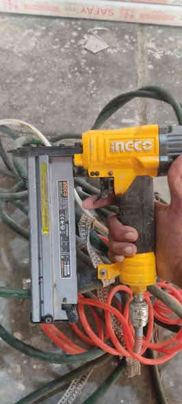 السلام عليكم للبيع 
كنبريسر مولد شغال من كل النواحي 50لتر 
مسدس انجيكو الصلي يضرب جميع البسامير 
مسدس كابسه يضرب جميع الكبس 
منشار تشريح جديد ماخذه مامشرح بي هواي 
وتركتهن 
عنواني مقابل قريت الغدير شارع المطحنه قرب التكتيكية 
***********
***********
