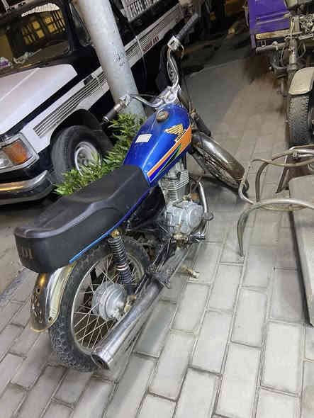 السلام عليكم دراجه أيراني اداوات نضافه 100/100 دراجه مانقصها شي بيع مستعجل 450 بيه مجال قليل رقمي ***********
