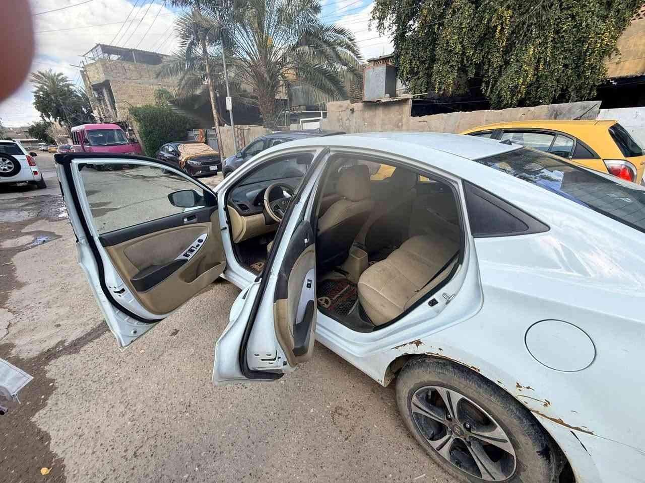 اكسنت خليجي 2015.. محرك 1.6 
سيارة بيها قطعتين بارد فقط بدون اي قطعة صبغ
مكانها الدورة ***********
السعر ٩٨ ورقة وبيها مجال بسيط
