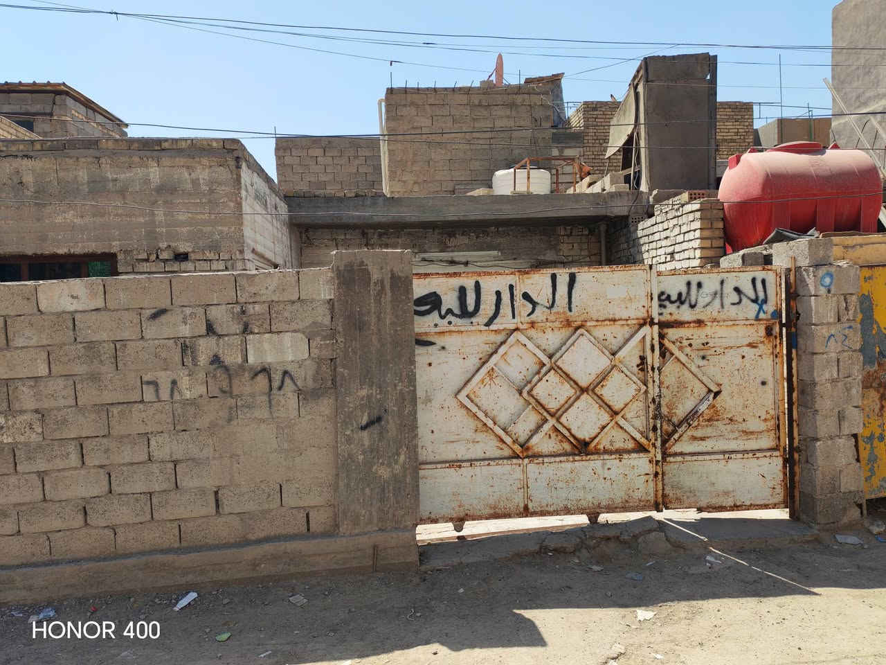 السلام عليكم للبيع بيت في جسر ديالى القديم شارع التويثه المساحه 120متر الواجه 9نزال13طابق واحد يتكون من استقبال +مطبخ +غرفه +خدمات المنطقه مخدومه بل كامل السعر 45لتواصل ***********
