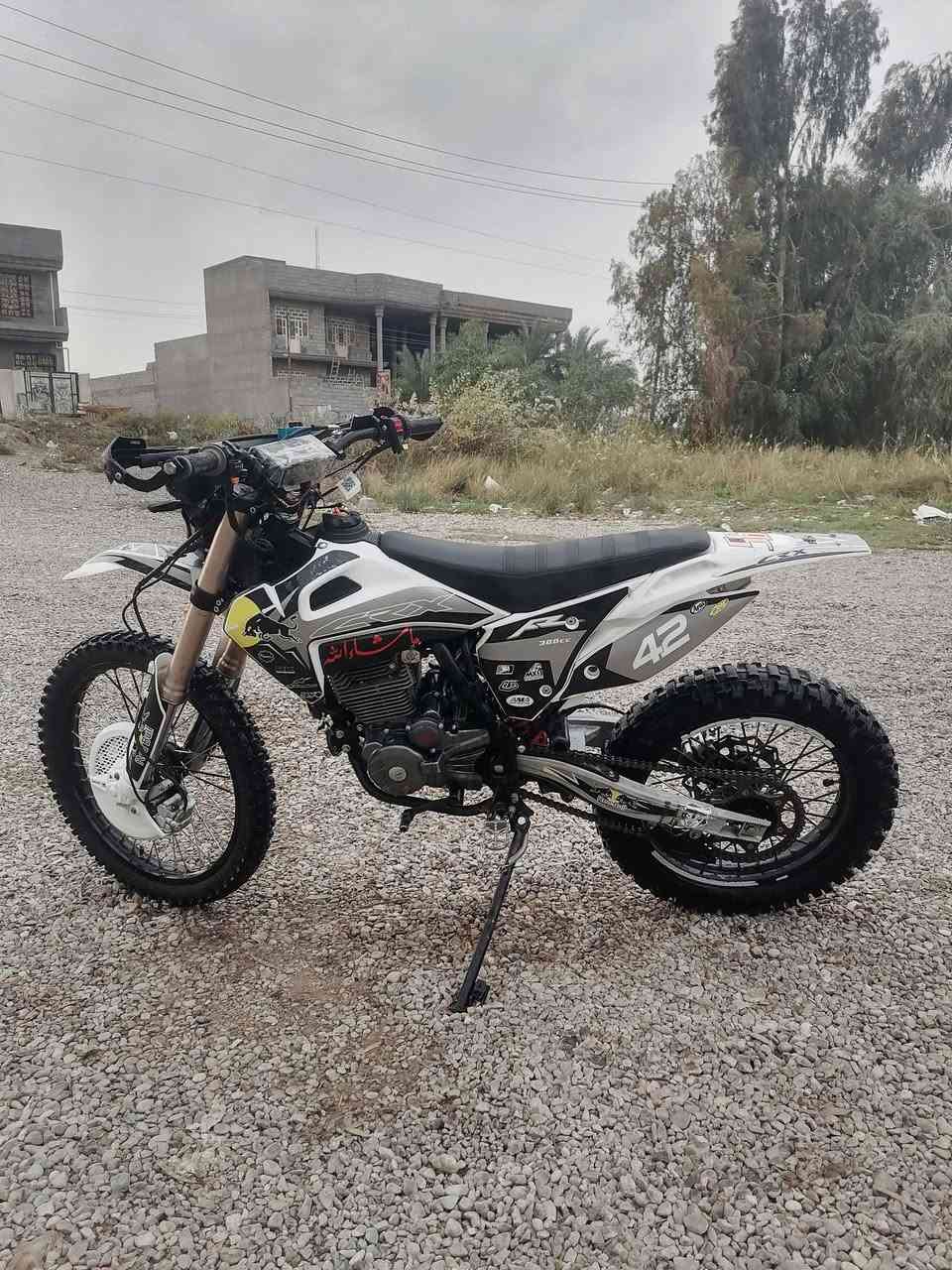 سلام عليكم للبيع دراجه قفاز موديل 2024 دراجه خير من الله مكينه سبانه ماممدوده عليه كهربايات شغله سعر خاص رقم لهاتف *********** مكاني ديالئ
