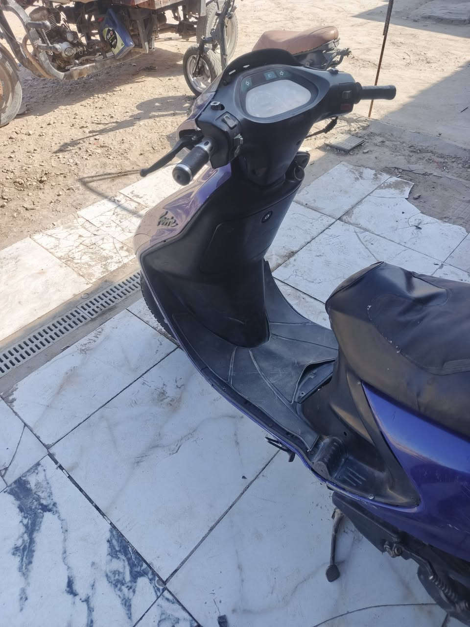 السلام عليكم كهربائيات كله شغال شلعه معدل بيها صوت كعكه خفيف دراجه سعر مناسب معروضه 300 وفيها مجال شيء بسيط ومكان النجف حي الوفاء هذا رقمي  ***********
