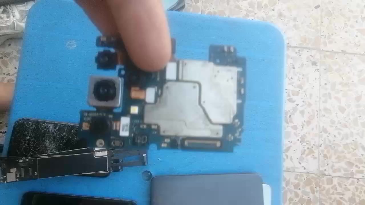 السلام عليكم 
اجهزه وبوردات ابيعهن على وضعهن شلع كلهن مكاني بغداد جميلة ***********
