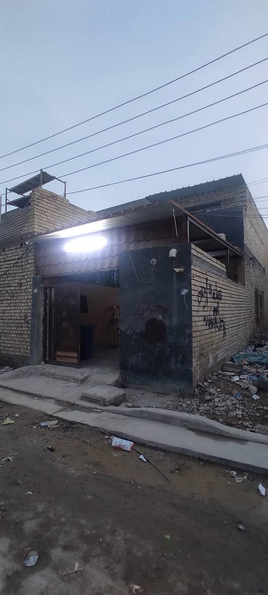 سلام عليكم توفر عندي  زراعي مكاتبه فقط بيت مساحه 100متر --جبها 4--نزال --25-- طابق ونص --بي غرفتين منطقه كامله  كل الخدمات مي مجاري كهرباء ماعده تبليط قريب موقع البيت البلديات الضباط خلف الصحفيين قرب مدرسه زين القوس منطقه حي الامير فرع 10متار البيت صاير بصف ركن الاستفسار اكثر ***********رد واتساب ماسنجر
