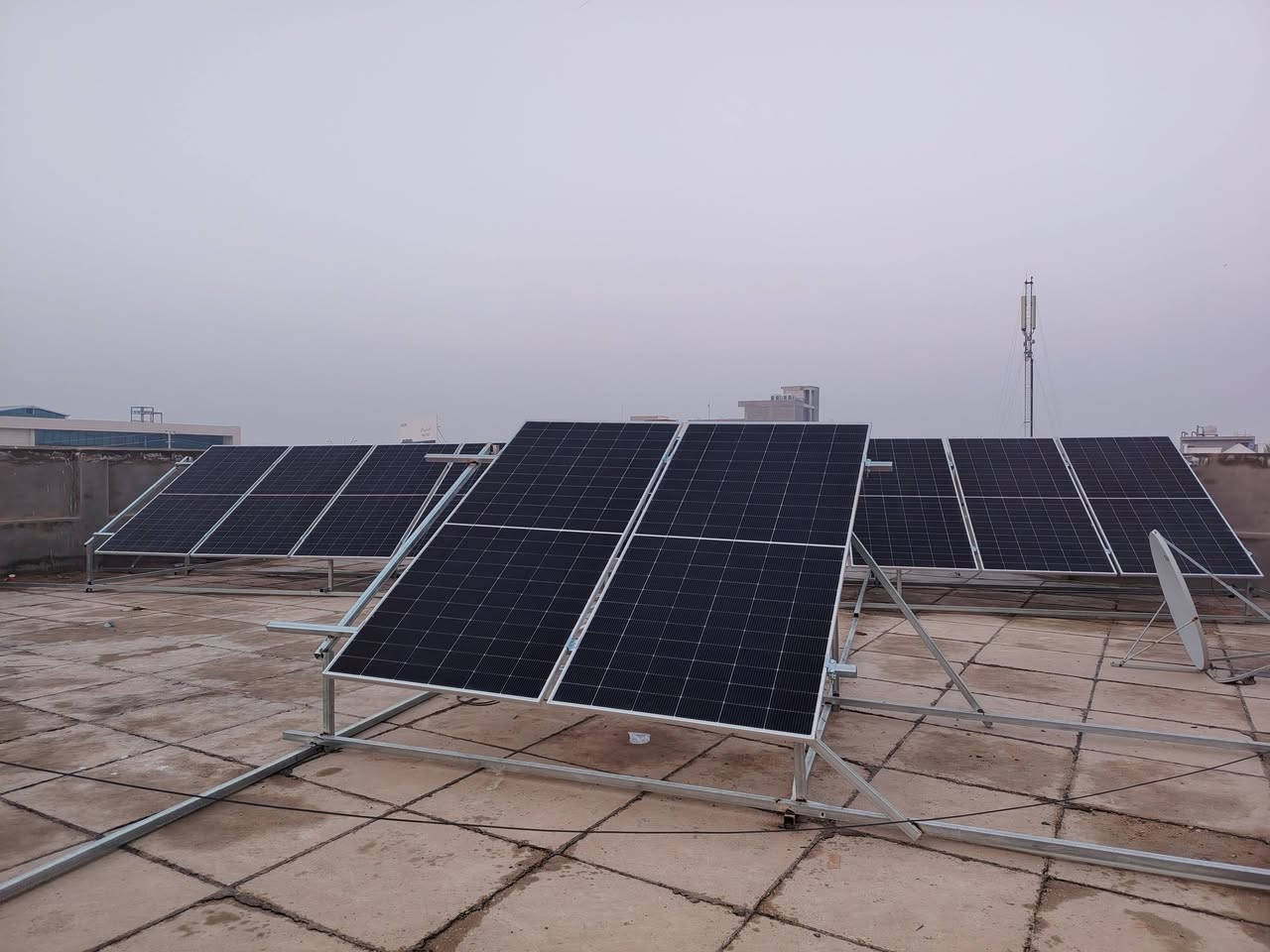 منزل آخر يودع الانقطاع المستمر للتيار الكهربائي
في محافظه الديوانيه حيث تم تجهيز ال منضومه ب 15A نهاري وليلي بالاعتماد على 
1- انفيرتر من ماركه ايتل 6kw ضمان 3سنه استبدال 
2-بطاريه 14kw ضمان5 سنه 
3- ألواح من ماركه لونجي 620w 
للحجز و الاستفسار واتساب 
قسم الصيانه /***********
قسم المبيعات /***********
