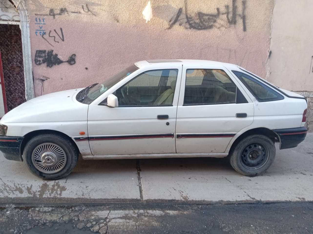 السلام عليكم
سيارة فورت سكورت رقم انكليزي باسمي
محرك جيد  كير جيد  طخم امامي جيد
خلفي نص عمر
تايرات  جيدة
هزة غير منتهية
للبيع ٢٠ $
للاستفسار الاتصال على
*********** كورك
*********** اسيا
