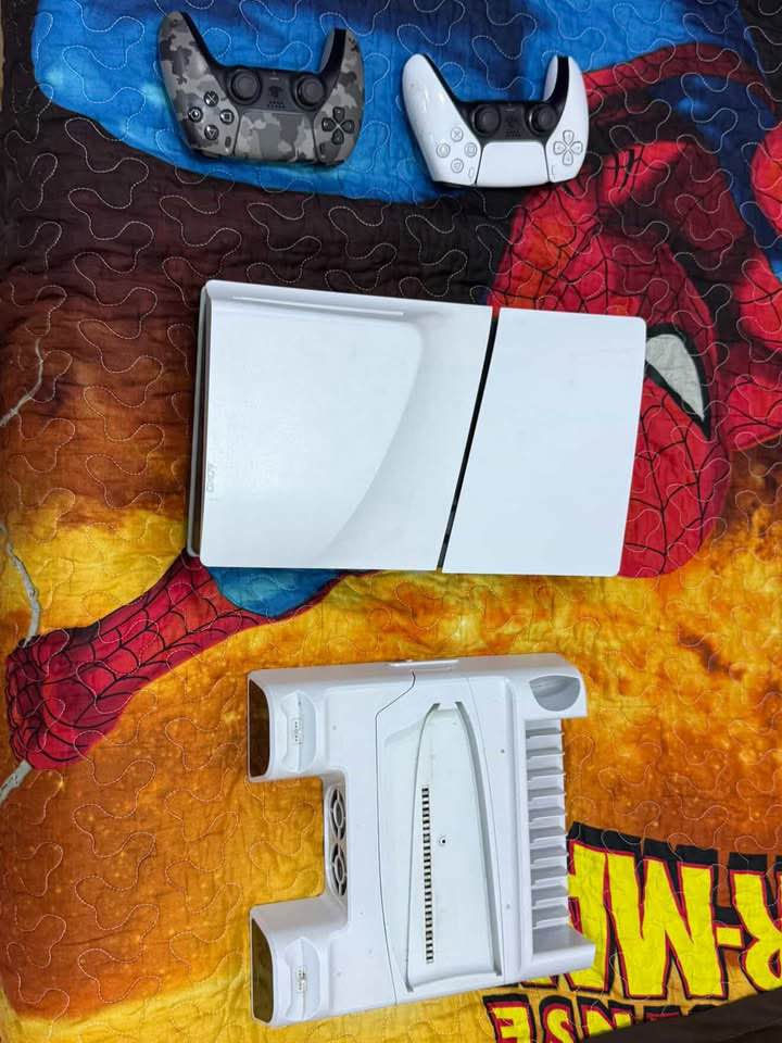 بسم الله 
بلي 5 سلم متسعمل شهر نظيف جدا
وايرات كامله  مع HDMI
يدتين اصليات وحده بيضه ووحده عسكريه
قاعده RGB ازرك تهويه وشحن يدات
يو بي اس FARBER 1500 OFFLINE جديد جدا ممستعمل 3 اسابيع 
سعر 850 وبيه مجال بسيط حك الجيه
***********
الدوره البوعيثه بغداد, العراق
