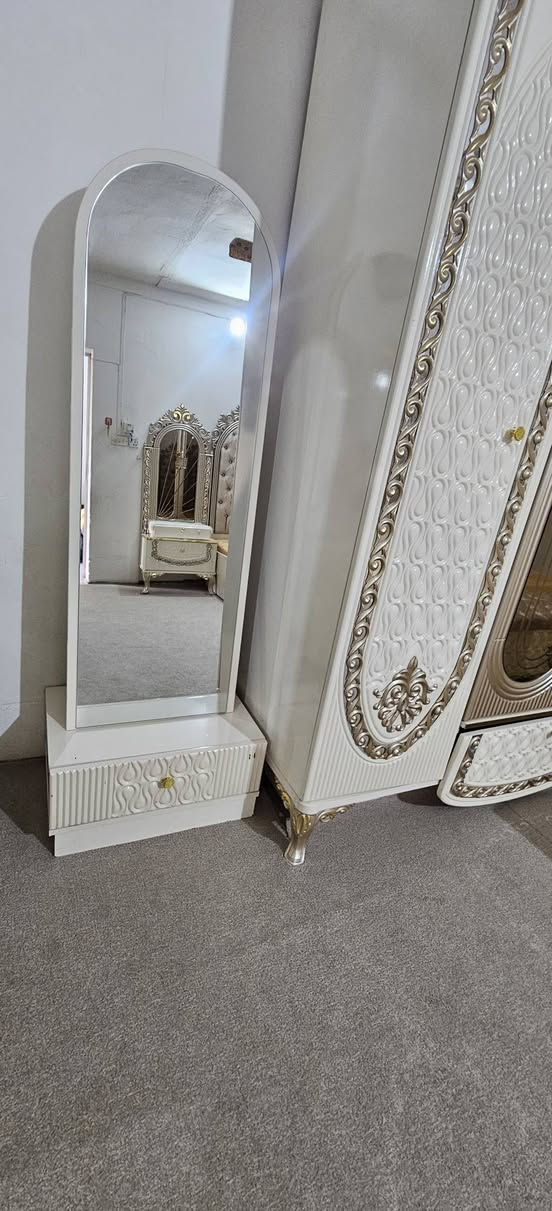 غرفه تركيه ملكي الغزالي  كلشش جديده للبيع تحتوي على جربايه وميز تواليت ومرايه قيافه وكزامه ورئوس الجربايه اخذتها ب٣ مليون اريدها السعر((  مليون و٧٠٠)). اليريدها يراسلني


**إذا كنت صاحب هذا الإعلان وتريد حذفه لأي سبب، رجاءا أرسل رسالة إلى الدعم الفني**