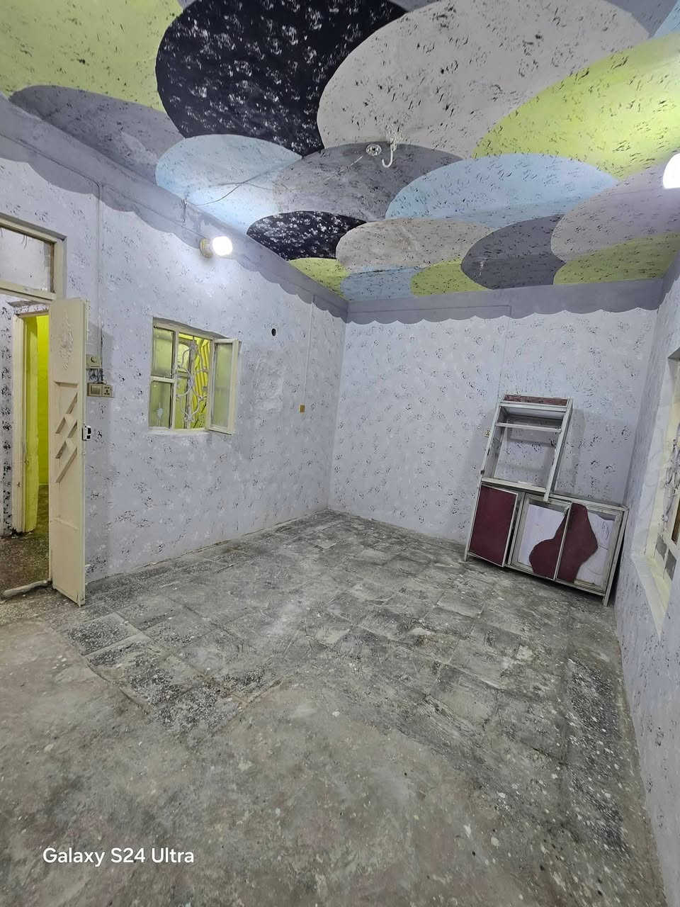 بيت لبيع بشارع المطار الجديد بشارع علكم المساحه ٦٠متر يحتوي على غرفه وصاله ومطبخ وصحيات وطارمه السعر ١٥ وبي مجال  للستفسار *********** مكتب بركات ام البنين قرب مثلجات سنبله
