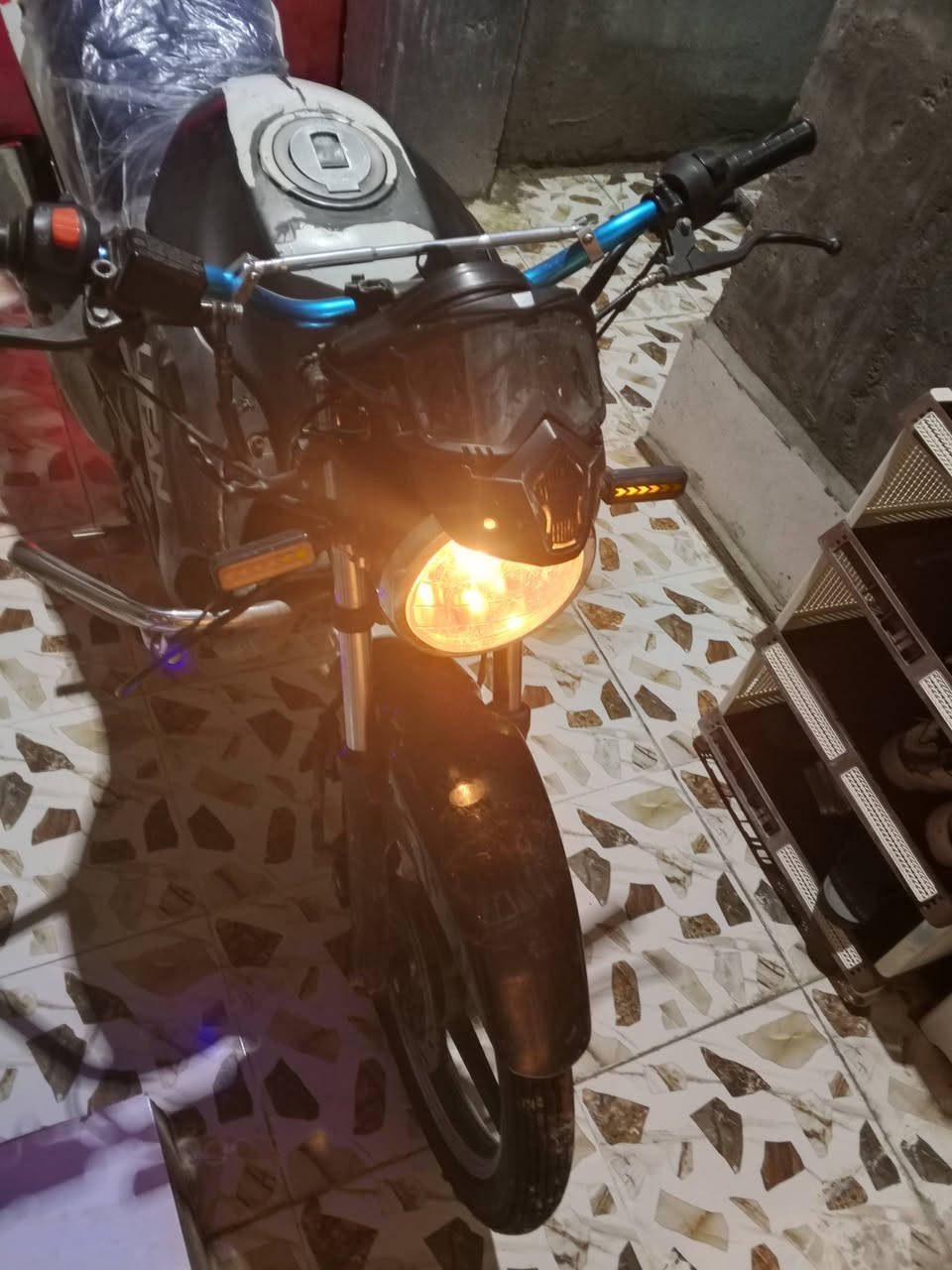 السلام عليكم دراجه نوع ليفان للبيع يرادلها ترتيب بل كشر  مكينه ربع 250 نشاط فول  6 كير كهربائيات كامله ستيرن رياضي درع امامي فدراليات اشاير لد دشبلول الكتروني للبيع او مراوس بأي شي بس ماريد رص للأستفسار (***********) بي واتساب
