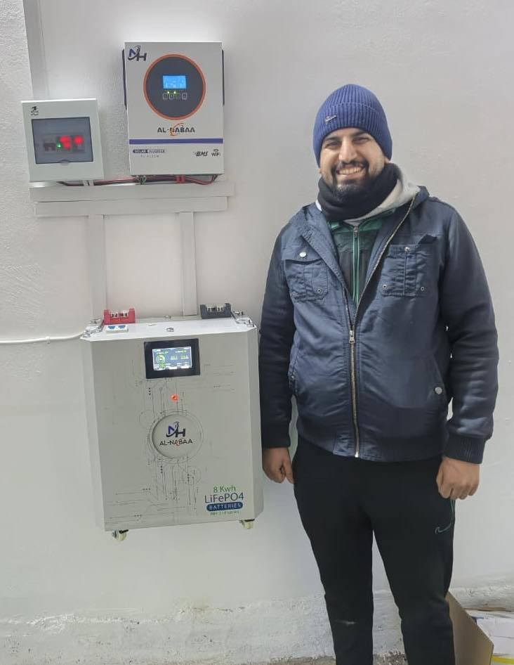 تم بحمد الله تنصيب منضومه طاقه شمسيه كركوك /چردغلو  ... 

للأخ مصطفى حسين   .... 

قدرة المنظومة:

🔹8  أمبير نهاري في الظروف القياسية.

🔹8أمبير ليلي.

مكونات المنظومة:

1. البطاريات:ليثيوم... 7.25kW

🔹 ضمان استبدال 5سنوات 

2. الألواح الشمسية:

🔹 ألواح فلاديفيا 600 واط.

🔹 عدد الألواح:4 ألواح.ذات وجهين وذات كفاءة عاليه 

🔹 ضمان 15 سنة، وعمر افتراضي يصل إلى 40 سنة.

3. الإنفرتر:

🔹 إنفرتر حجم  3.25kw

🔹 ضمان لمدة سنتين.

4. هيكل الألواح:

🔹 مصنوع من الحديد المغلون المقاوم للصدأ لضمان المتانة.

التشغيل والصيانة 🛠️

🔹 المنظومة تعمل 24 ساعة يوميًا مدى الحياة دون مصاريف إضافية.

🔹 الصيانة الوحيدة المطلوبة هي غسل الألواح الشمسية بالماء كل بضعة أسابيع.

الضمان شامل لجميع مكونات المنظومة

🔹 من شركة النبع الهادر فرع الرياض 

📞 للاستفسار أو الاتصال: مهند 

📲***********_ ***********

ابو حسين 

📲 *********** (متوفر واتساب)

شركة النبع الهادر #ضمان #امان #مصداقيه

ملاحظه/صيانه مجانيه لمده سنه خدمه مقدمه من قبل الشركه للزبون

سعر المنضومه /مليونيين  

سارع بالحجز قبل نهايه شهر ال١٢

