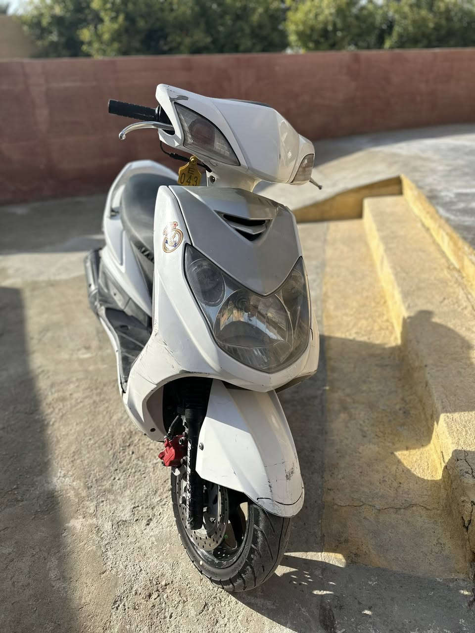 سلام عليكم سكنس فحل كوري للبيع دراجه خير من الله كامله مكمله مكينه ناعمه خير من الله مابيها اي نقص بس الشاشه طافيهلباقي كله شغال مكاني الشعله رقمي ***********  مامتواجد عل فيس بس عل رقم سعر ٥٥٠ وبيها مجال قليل
