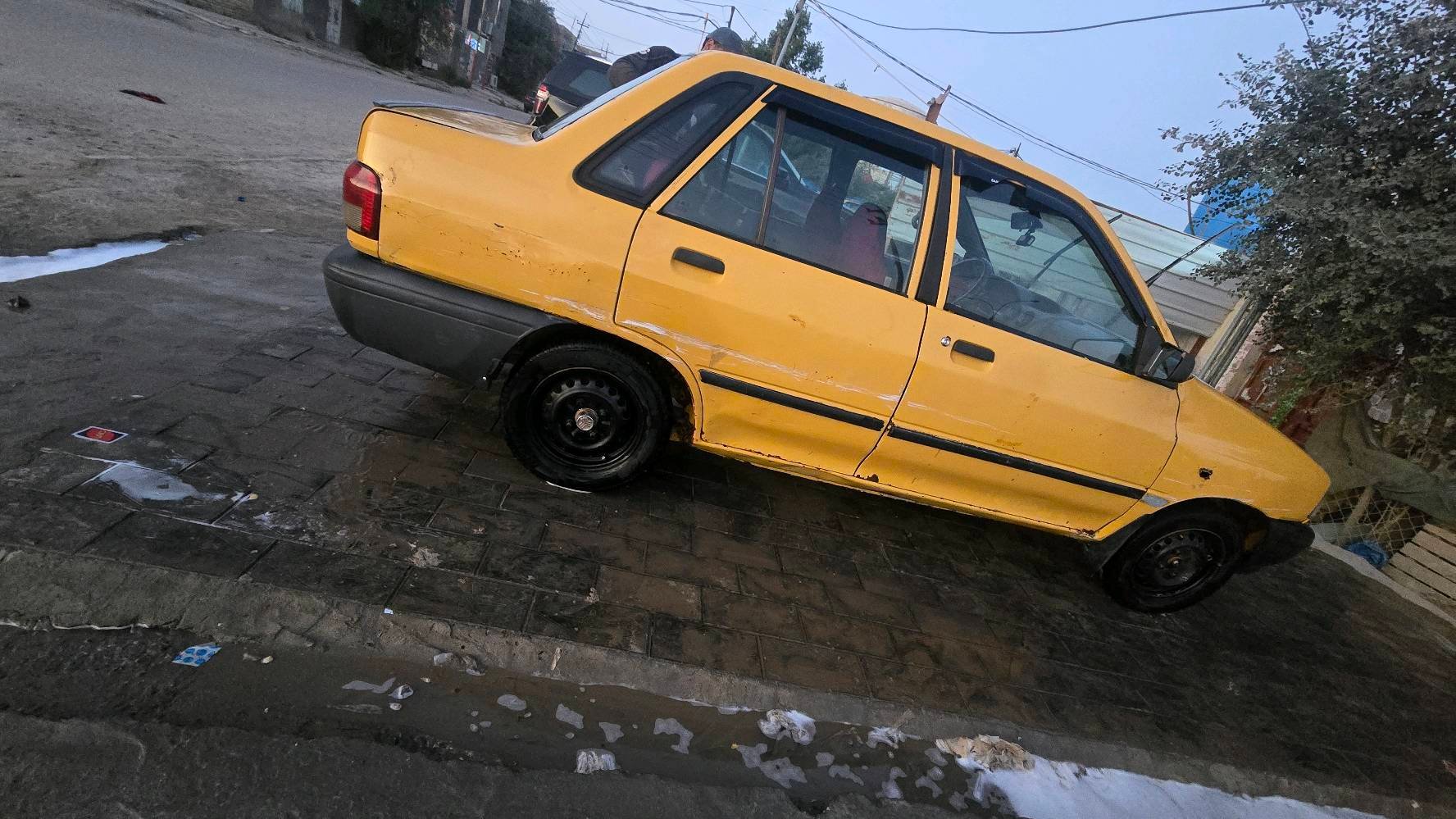 سيارة للبيع باللون الأصفر، نظيفة من الداخل والخارج. تمتاز بالرحابة والراحة في المقاعد. السيارة عملية ومناسبة للاستخدام اليومي. الجنوط بوضع جيد والإطارات مستهلكة قليلاً لكنها تعمل بكفاءة.