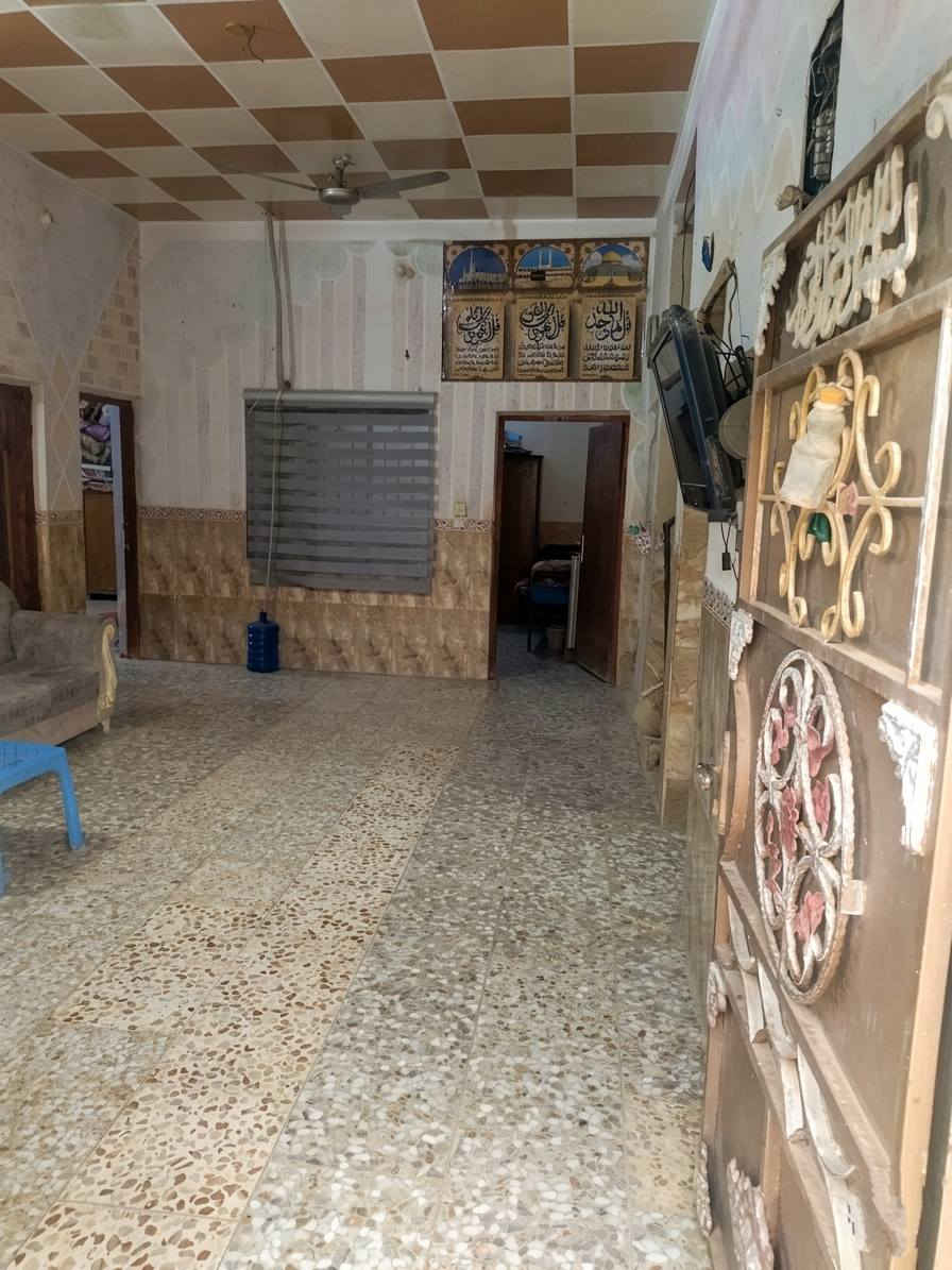 بيت ومشتمل للبيع ..
مساحة ٢٦٠ متر .. خلف الملعب خلف شارع ياسين مباشرة ..

البيت يتكون من غرفتين جوة وهول وبراني ومطبخ وغرفتين فوك ..وصحيات ..عكادة نضيف جدا ..

المشتمل ..

يتكون من غرفة وهول كبير ومطبخ وصحيات ..مع هيكل غرفة فوك ..

***********
