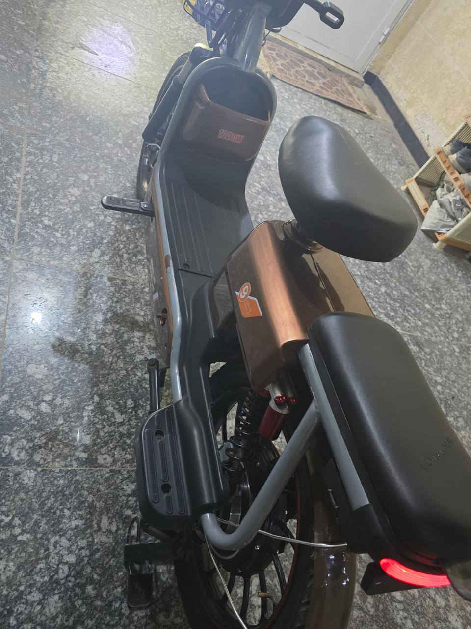السلام عليكم
دراجه شحن للبيع

KOREA.MR موديل 2025

____________

مواصفاته

1_ الملف 1200 W واط حقيقي

2_ 5 بطاريات من شركة ولي 

3_ حجم الدراجه 20 تتحمل وزن أكثر من 150 kg

4_ أربع دبلات من الخلف و 2 من الأمام 

5_ استان موبايل مع شاحن USB

6_ متوفرة الدراجه مع كامل ملحقاتها و السعر380 و بيه مجال ( للتواصل الاتصال على الرقم ***********)
