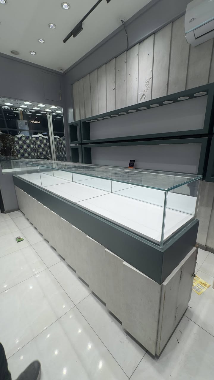 السلام عليكم من رخصة الادمن رسبشن يفيد اهل الذهب كامل هو ملحقاته  وارفوف هم + قاصه كبيره جدا الي تفيده *********** وتساب اتصال
