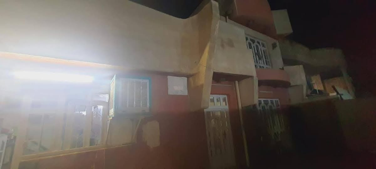 دار للبيع في منطقه شرطه خامسه فرع مدارس فرع مقابيل سوق مسكف مساحه 228 يحتوي الطابق الارضي ع صاله ومطبخ ومخزن و3 غرف نوم وخدمات سطحين وكراج طابق ثاني 3 غرف نوم وخدمات سعر 325 مليون موقع ممتاز من ناحيه خدمات ومدارس وحسينيات ومخابز والصيدليات والسوق ومركز شرطه بسم الوالده رقم هاتف ***********
