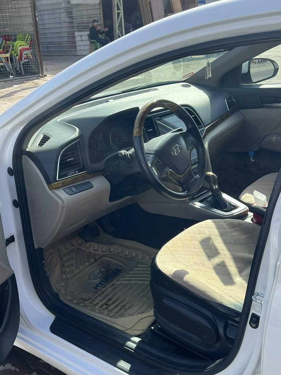 السلام عليكم النتره 17فول موصفات خليجي عده البصمه محرك ألفين دوش تحكم جهتين تبريد قطعتين ماشيه 108مكفوله السياره من الصبغ و البارد بس الدعاميه مصبوغه رقمي ***********مكاني بغداد
