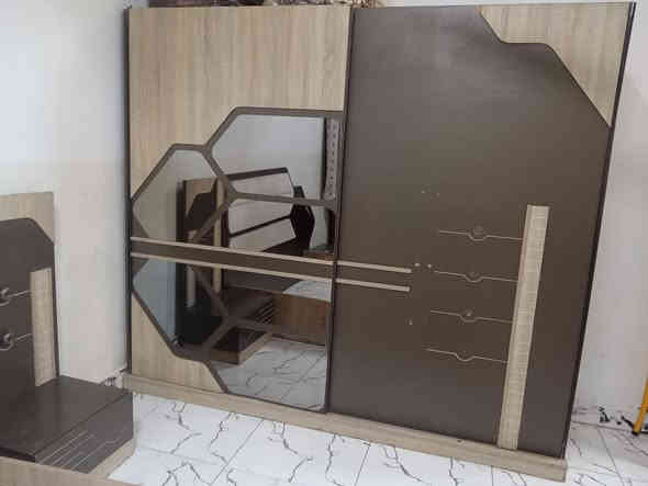 السلام عليكم غرفه نوم  5قطع عيبه فقط المرايه ميز تواليت مكسوره ولكنتور السجه الجوه ماكو سعر ١٥٠وبيه مجال مكاني كركوك حي النداء ***********
