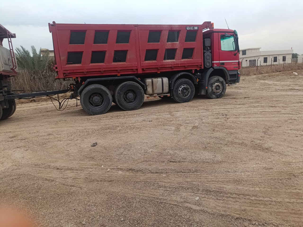 سلام عليكم اكتروس للبيع موديل 2006 ايطالي قاطره ومقطوره مرسمه  مكان ***********
