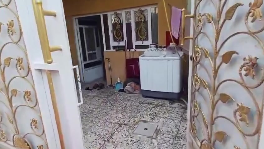 سلام عليكم يوجد بيت للبيع مساحه 100 متر الواجه 10 ونزال 10 يحتوي على 2غرف نوم واستقبال ومطبخ وصحيات طابو زراعي سند25 العنوان بغداد الراشديه القدس باب الحاره  التفاصيل اكثر تابع الفيديو الاتصال على الرقم *********** السعر 62 وبي مجال
