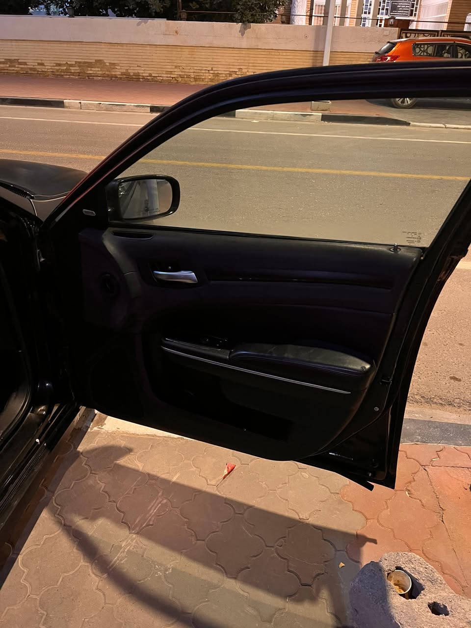 اوباما C300
مديل 2018
RT 5•7
السياره مغلفه اسود طافي لون الاصل اسود 
تخم تاير 
حداديه 
مكينه 
كير 
خير من الله 
كصه جنطه 
متؤمه شمالي مال سياره اصليه ع رقم لشاصي شغل فول ادخلك للشمال 
مواصفات خير 
كشنات كهرباء
تحكمات 
شفتات 
هواي شغلات 
ملاحضه : السياره ع وضعها وصار بيها حادث بسيط بالباب مال لعبري يطيح من سعرها او تريدها جاهزه 
ترهم مراوس او بيع مال مستعجل كلش 
السعر 65 بيها مجال 
***********
