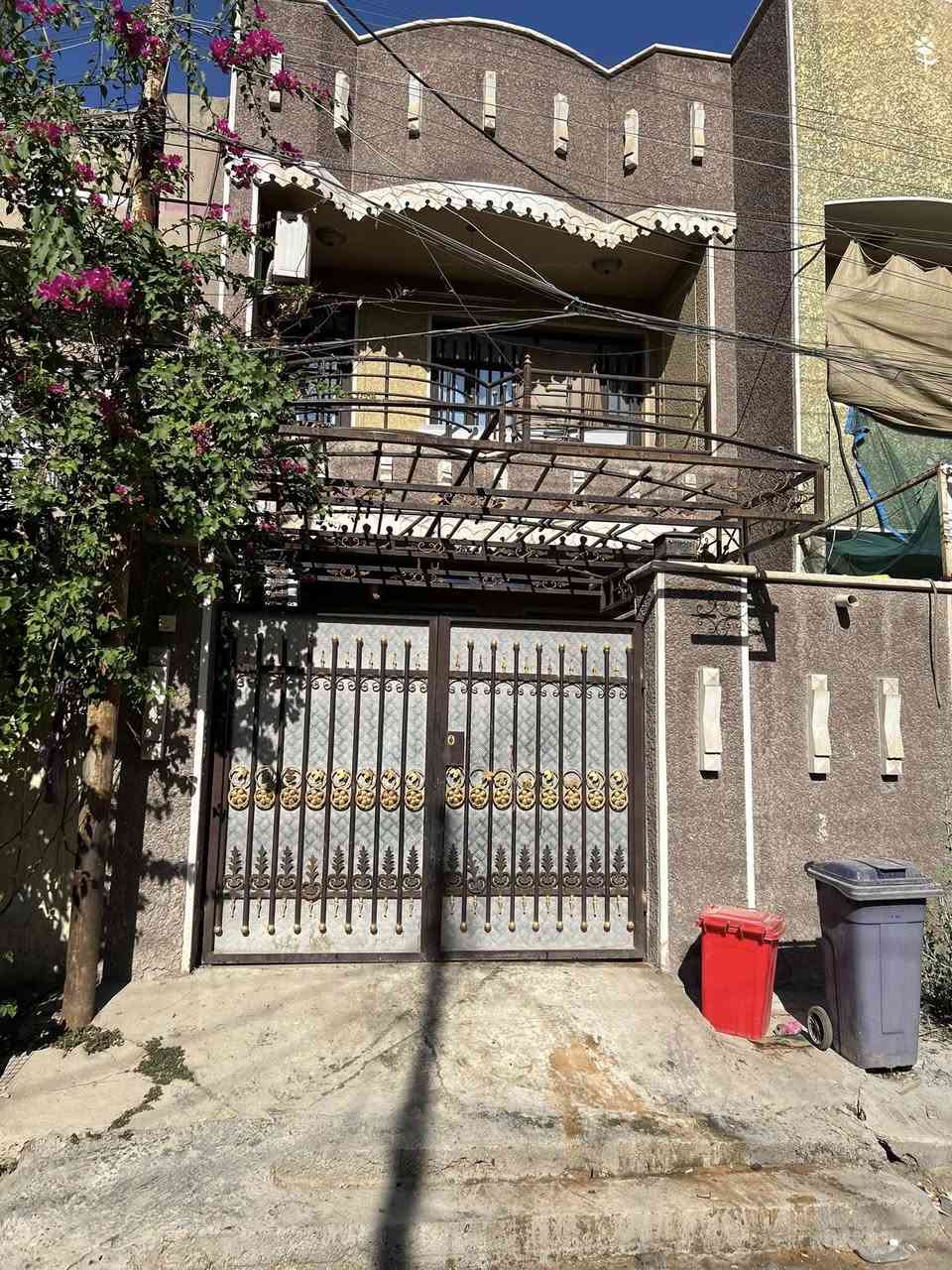 السلام عليكم بيت مساحه ١١٢   طابو ملك ٣ طوابق مكانه بغداد الشعب قرب شارع الصحه الجزائر سعرهه ٢٤٥  بناء حديث ***********
