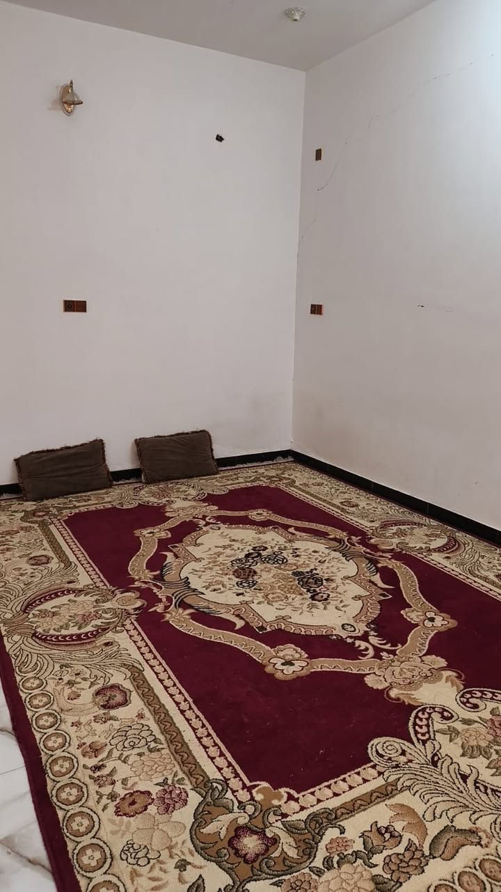 السلام عليكم تم تنزيل السعر من ١١٠ إلى ١٠٥ قفل المساحة ١٥٠ م طابق واحد غرفتين وصالة وبراني ومطبخ ومجمع صحي الموقع البيت حي الحسين الكفائات الزراعي لاستفسار الاتصال على الرقم *********** أو مراجعة مكتب عقارات الثابت عنوان المكتب حي الحكم مجاور مجمع الالماني توتل مقابل متنزه النورين.
