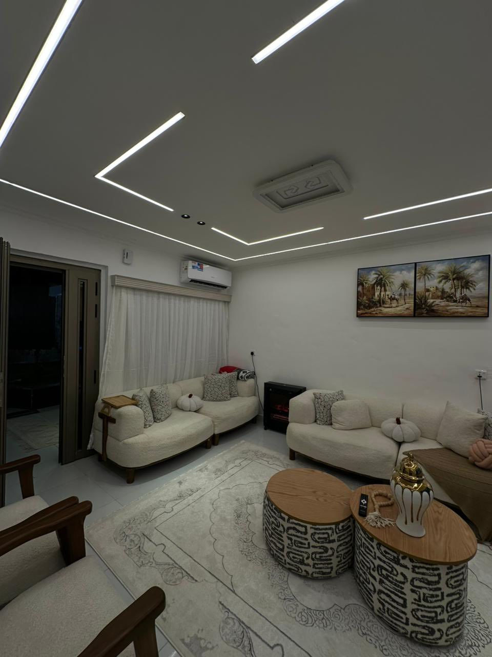 🏠 دار سكنية فاخرة للبيع (مرممة درجة أولى) 🏠
يعلن مكتب عقارات رافد عن توفر دار سكنية مميزة في(منطقة نواب ضباط)، .
📍 الموقع:
• المنطقة: نواب ضباط.
📐 مواصفات العقار:
• المساحة: 200 متر مربع.
• حالة الدار: مرمم بالكامل (ترميم درجة أولى).
🌳 التفاصيل الخارجية:
• كراج واسع للسيارة.
• حديقة كبيرة بتصميم جميل.
• شلال مائي.
• ركن خاص للمشاوي (باربكيو).
🏠 التقسيم الداخلي:
• الطابق الأول: غرفه نوم + ديوانية + صالة استقبال + مطبخ بنظامين (حار وبارد) + مجموعات صحية (نظام غربي كامل).
• الطابق الثاني: 3 غرف نوم واسعة + صالة + لوندري (غسيل) خاصة.
📞 للاستفسار والتواصل:
يرجى الاتصال على الرقم التالي:
📱 ***********
موقع المكتب: نواب ضباط - مقابل المستشفى العسكري.
(مكتب عقارات رافد)
وحياكم الله وكل الهلا بيكم.. نتشرف بزيارتكم! 😍🤍
