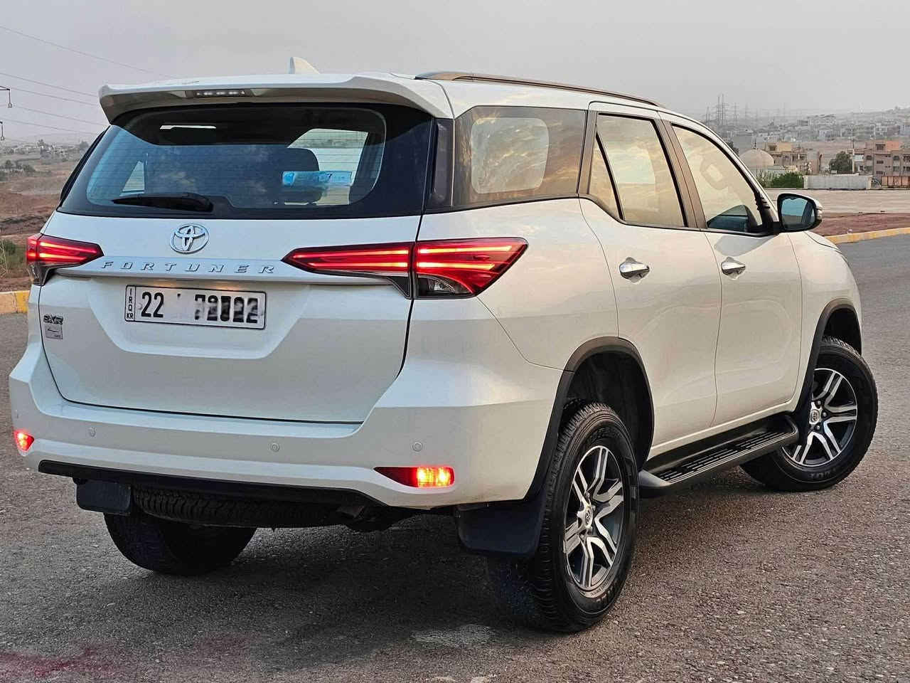 فۆرچنەر 2022
دەبڵ ئەکسل شاشە و کامێرایە 
بێ سبووخ و شوخت زۆر خاوێنە لەسەر دەقی شەریکەیە 
 50هەزار کم رۆیە  
کامل سێرفزی شەریکەی تۆیۆتایە 
یەک دینار مەسرفی نیە 
تایە و ویل و هەموو شتەکی نوێیە 
رەقم و سەنەوی نوێیە تا 2028
شوێن هەولێر 
*********** أربيل, العراق
