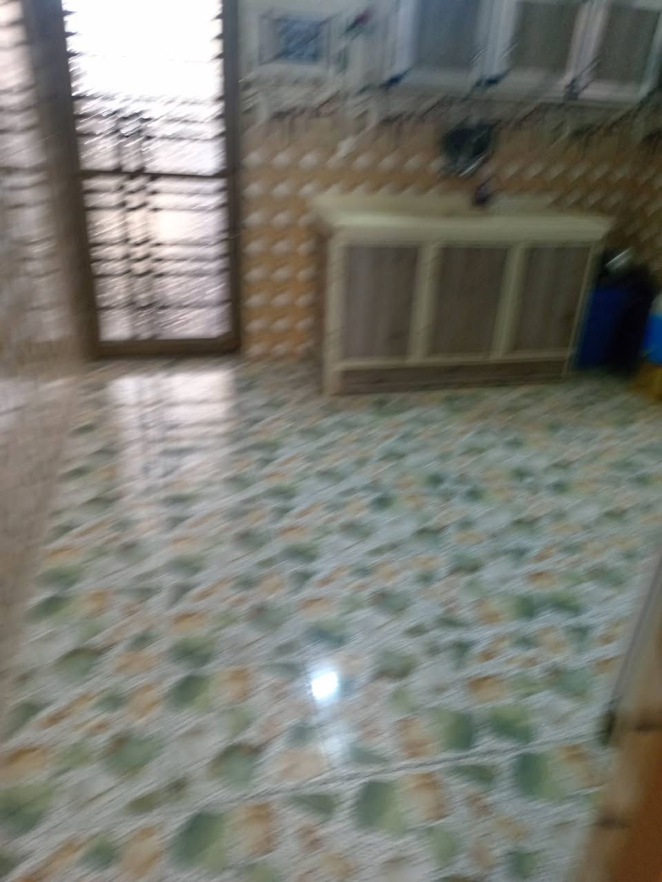 سلام عليكم بيت لبيع المساحه ١٠٠ متر غرفه وصاله ومطبخ استقبال وصحات داخل وخارج البيت جاهز من كلشي مال جناي العنوان حي ميسان يم سكله الكرعاوي السعر٤٤ وبي مجال استفسار علاالرقم ***********
