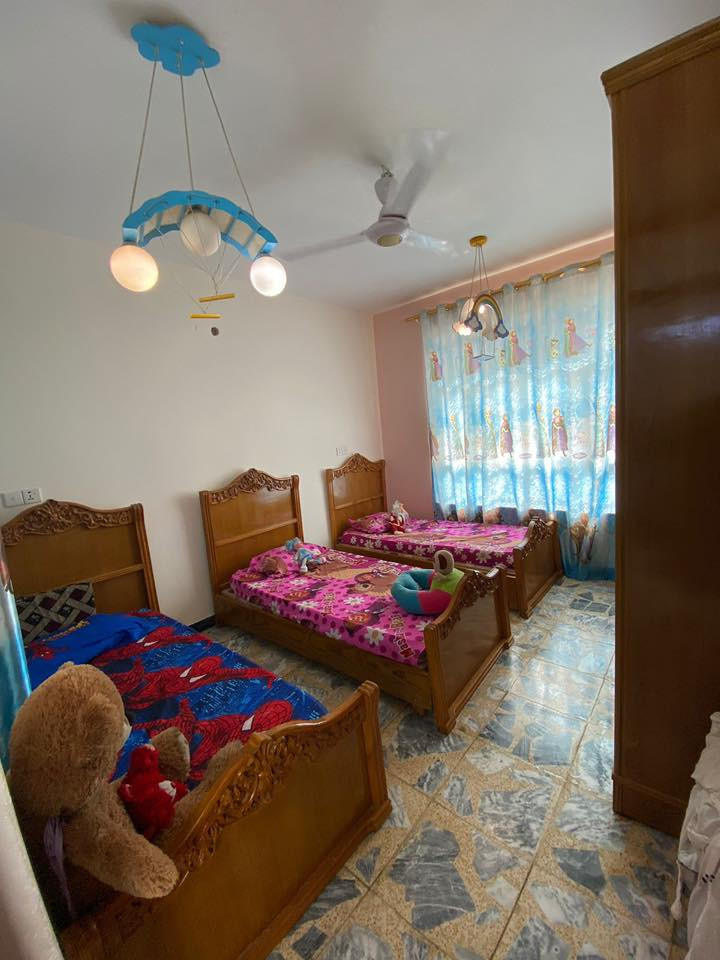 فرصة للبيع – بيت مرتب بموقع مميز 🔥

🏡 بيت سكني للبيع في منطقة الضباط
📍 مقابل السوق الأول / فرع الخياطين باتجاه الدفاع المدني

📐 المساحة: 85 متر
📏 الواجهة: 8.5 متر نزال 10 متر 

🔹 يتكون من:
 • الطابق الأرضي: مدخلين، استقبال، صالة، مطبخ بارد ومطبخ حار صحيات عدد 2 
 • الطابق الأول: غرفتين نوم + صالة وحمام 
 • الطابق الثاني: بيتونة كبيرة

☀️ يحتوي على منظومة طاقة شمسية (20 أمبير صافي)

💰 السعر: 112 وبي مجال قليل

واتساب او اتصال ***********
