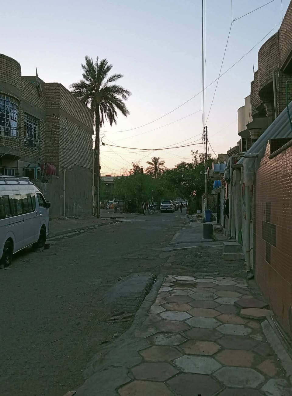 سلام عليكم بيت لبيع المساحة ١٥٠ الواجهة سبعة ونص نزال ٢٠الطابق الرضي استقبال ومطبخ وصاله وغرفتين + منورين الطابق الثاني ٤ غرف + صحيات المكان ام الكبر والغزلان لاتصال ***********

