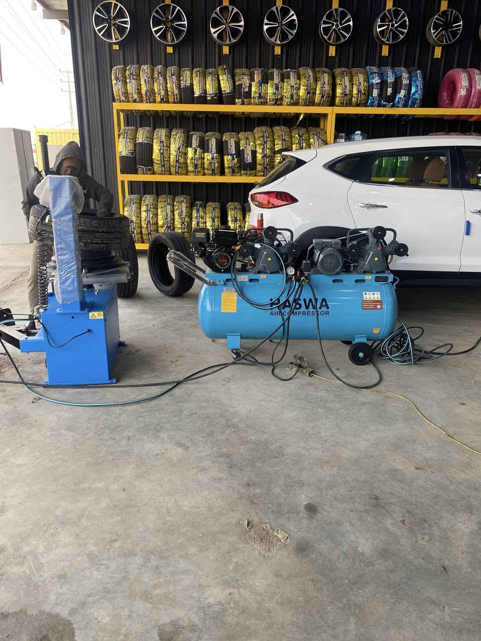 السلام عليكم 
متوفر تايرات باله ياباني 
انتاج حديث 
متوفر ويل كب جديد ومستخدم 
متوفر ويل عادي اصلي وتجاري 
متوفر تاير جديد كل القياسات 
متوفر باتري كل الاحجام والماركات
مراوس بيع شراء 
عمل بنجر تبديل داخل المركز 
عنوان العزيزيه مدخل الشباب مقابيل حسينه حواس 
الرقم ***********
تنورونا بكل وقت
