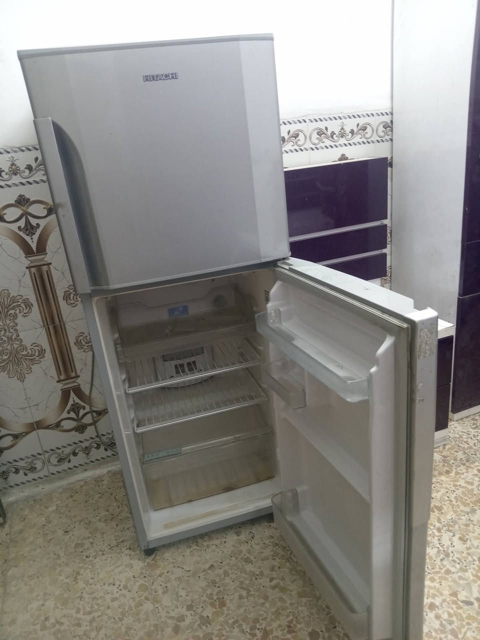 ثلاجة للبيع حجم 14هيتاشي تبريدهة بخار السعر 85 الاتصال على الرقم ***********
