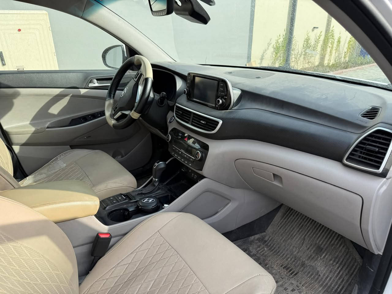 #توسان (2020)
فول عدا الفتحه
وارد أمريكي  قطعتين
سيارة نظيفة وجاهزه من كلشي
مكينة 2400gdi
شاشة كار بلي
كامرة خلفية
كرسي كهرباء
كشنات تدفئه 
رادار توقف ذاتي 
تحديد مسار 
سايد بريك دكمه 
داخل لونين 
اوتو هولد 
رادار امامي 
2 انضمة قياده  
قطعتين تبريد 
تحكمات ستيرن 
وبيها بعد مواصفات 
مكاني بغداد  (بيها رصعات قليله مل حصو)
السعر 175 وبيها مجال 
للتواصل ***********
