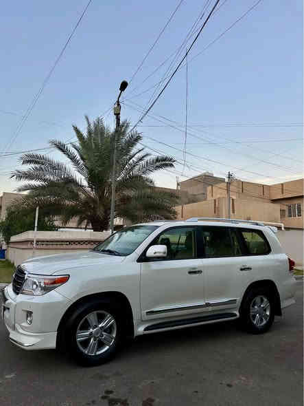 لاندكروز 2015 جديييده جداً 
فطيم كلش جديده ماشيه 159 الف كيلو
رقم بغداد  وع ايدنه من 2020 لليوم
بيها تبديل دعاميه اماميه فقط صاير بيها طخه كلش خفيفه     السعر 39500$ بيها مجال 
مكاني بغداد الاعظميه 
*********** بغداد
