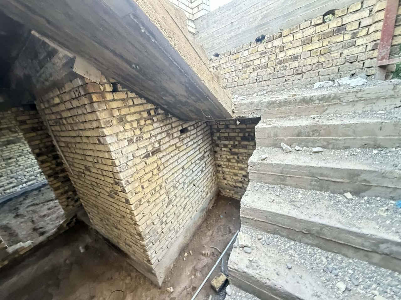 لبيع هيكل ٢٠٠متر طابو زراعي سند ٢٥  عنوانه حي الرضا الثانيه بفرع صالون نازك متكون من غرفتين نوم وصاله وكلدور ومطبخ وموزع ومجمع صحيات وبيتونه وستاره  الاتصال على الرقم ***********
