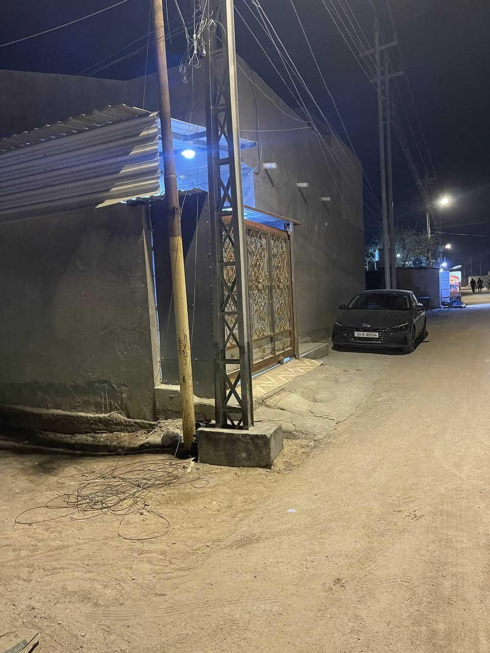 السلام عليكم ورحمة الله وبركاته
بيت للبيع مساحته ١٠٠م  طابو زراعي عراقي اصولي 
سند ٢٥ يقع في قضاء ابي الخصيب منطقة ابو كوصره 
شارع الرحمان على التبليط مباشرتاً ركن علة شارعين
يحتوي على ديوان وغرفة ومطبخ وصحيات داخلية 
وخارجية وگراج للسيارة بيت مرتب مال عائلة صغيرة 
انه صاحب العقار مو مندوب ولامكتب عقارات 
السعر المطلوب  ٦٠  وبي مجال قليل 
للاستفسار *********** 

ملاحظة : الشراي فقط يتصل المكاتب والمندوبين رجاءآ لاتتصل
