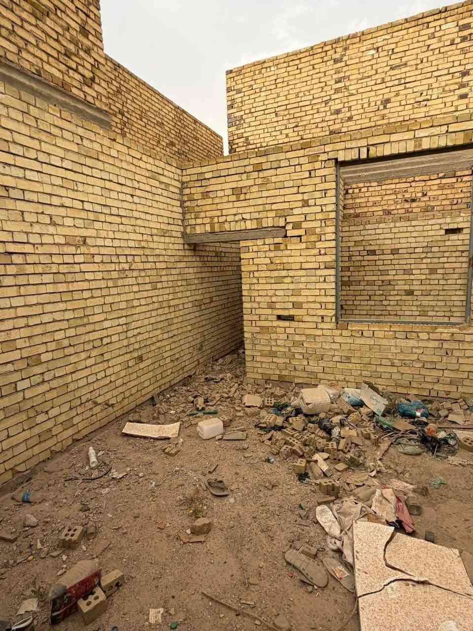 هيكل للبيع  200م مربعة
الموقع ، سايدين المطار مقابيل باب خروج المطار فرع محطة العابدي لغسل السيارات
يتكون من استقبال مفتوح على هول او غرفه طعام ضيوف ومطبخ ومكشوفات 2 وصالة   وغرفتين وحده سويت وصحيات 
سعر 37 مليون مع المجال***********
