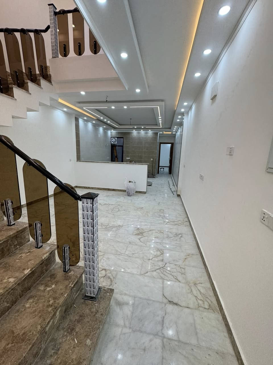 ✋🏼 زبائننا الكرام للبيع دار سكن 
💫سنه البناء 2026 درجه اولى

🔺المساحة :-150  متر ( ملكي )
🔻الواجهة: 5م      🔻النزال:30 م.

🚴‍♀️الشارع 15 م مع رصيف 4 
📦 المنزل فارغ حالياً - جاهز للسكن فوراً
🤚
✅ واجهة مرمر بتصميم حديث
✅ أرضية مرمر
✅ محجر ألمنيوم جام درجة أولى
✅ شبابيك ألمنيوم سلايد مقطع ممتاز
✅ جدران سيراميك ألواح
✅ أبواب داخلية صار ماليزي- أحدث تصميم
✅ أبواب خارجية قاصة
✅ ديكورات داخلية ابروفايل

🤚تفاصيل العقار

🔸 الطابق الأرضي:
كراج سياره +حمام خارجي+ مدخلين + صاله ضيوف 
+مطبخ + صاله عائله+ غرفه نوم سويت + منور 

🔸 الطابق الأول:
3 غرف نوم (منها غرفتين سويت) + خدمات

🔸 الطابق الثاني:
بيتونة + سطح أمامي وخلفي
 
📍موقع الدار بغداد حي البنوك  ( المدراء )

المكتب مفتوح من🕔9 صباحاً لغالية 🕣11مسأآ🔔
_____________________________________
للاستفسار مراسلة الصفحة
او الاتصال 

☎️***********

متوفر واتساب📞 او مراجعة⭕ .( السالم للعقار )  

📍 عنوان المكتب: حي البنوك شارع الكنيسه
