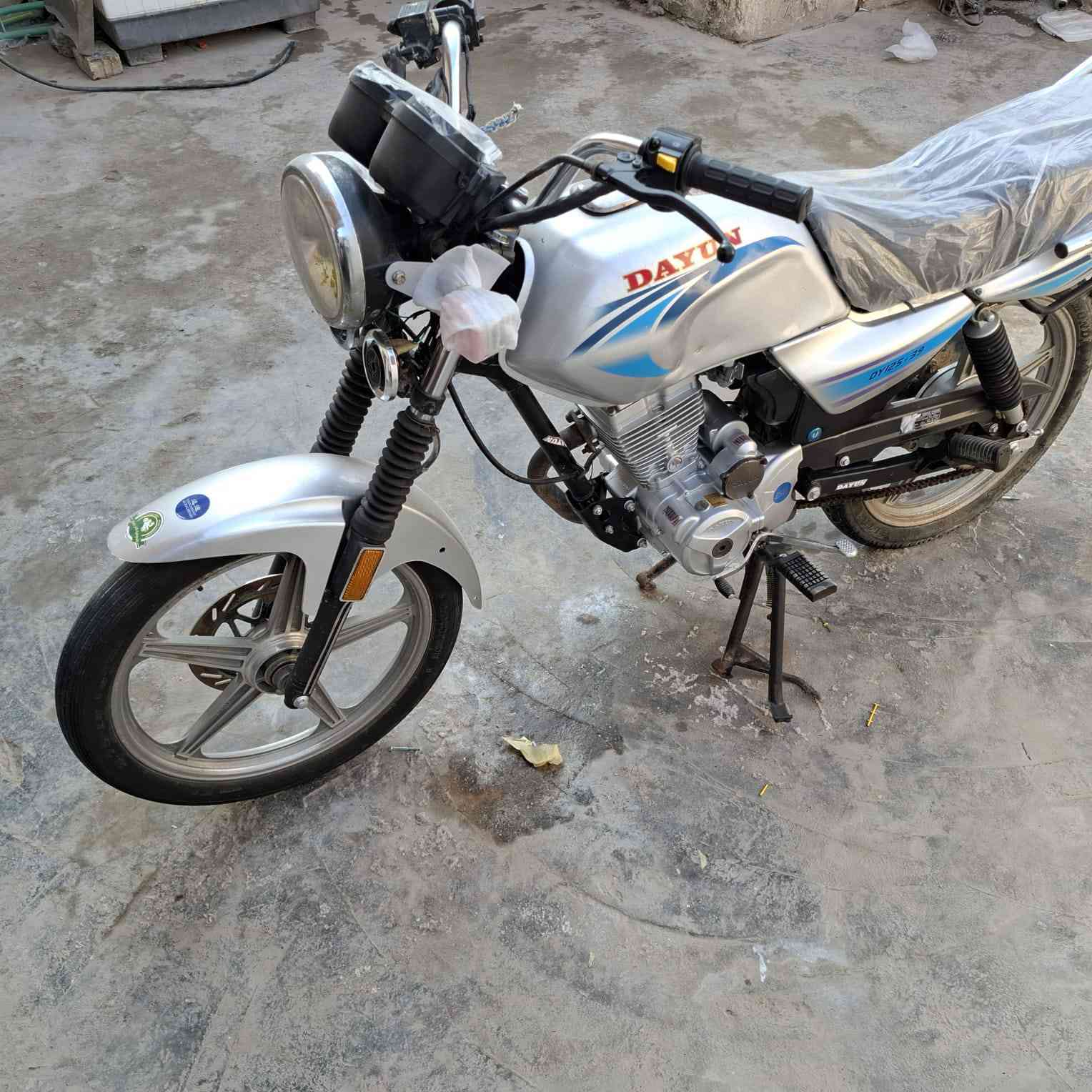 دراجة دايون أوراق سكنر استنساخ موديل 23 مكفولة من كلشي دراجة جانت متروكه يعني بعدها جديدة حيل سعرها (650) وبيه مجال بسيط مكاني كربلاء شراي اتصل خاص ما اجاوب ***********
