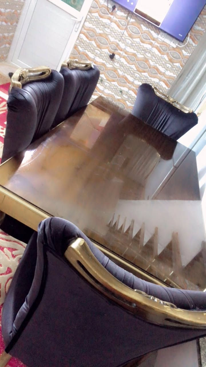 سلام  عليكم ميز نضف كدامك 6 كراسي جدد ول طبله خدوش بسيطه الاستفسار ***********سعره 200 الف
