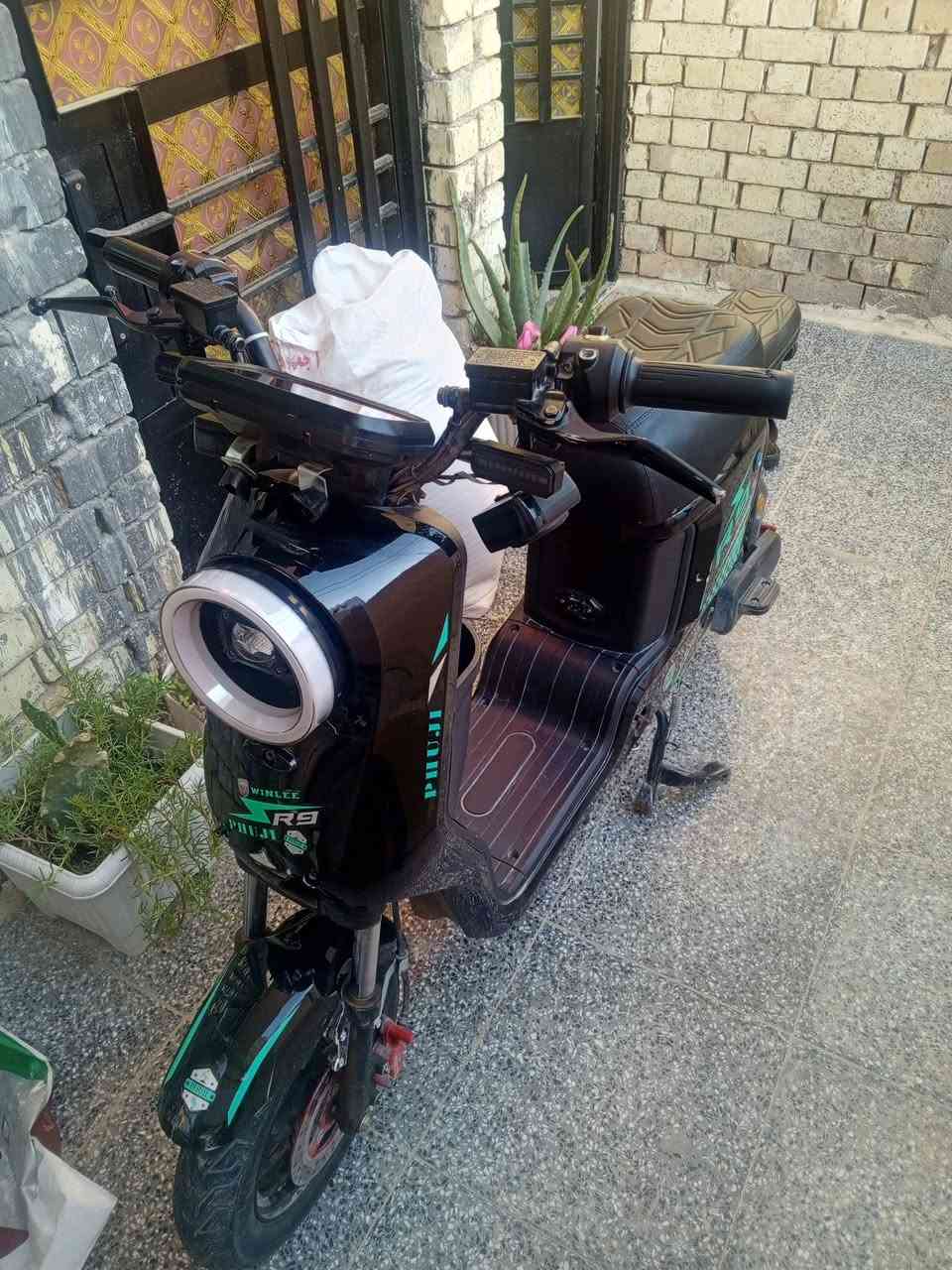 سلام عليكم درجة شحن للبيع R9 بيهاا خدوش بسيطه وسعر 300 وبيهاا مجال ومستعجل عله بيعتهاا 
رقمي *********** تواصل وتساب
