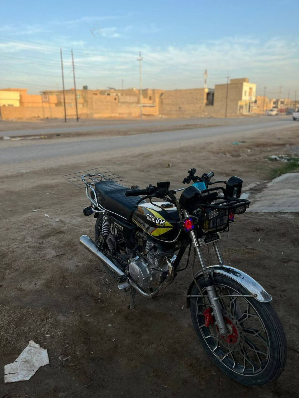 دراجة سيفان
5 كير 
مكينة 150
موديل 24 
الدراجه كفاله من التاير للتاير 
ما مفتوحه 
السعر 650 وبيها مجال 
ما متواجد عل فيس 
***********
واتس /اتصال
