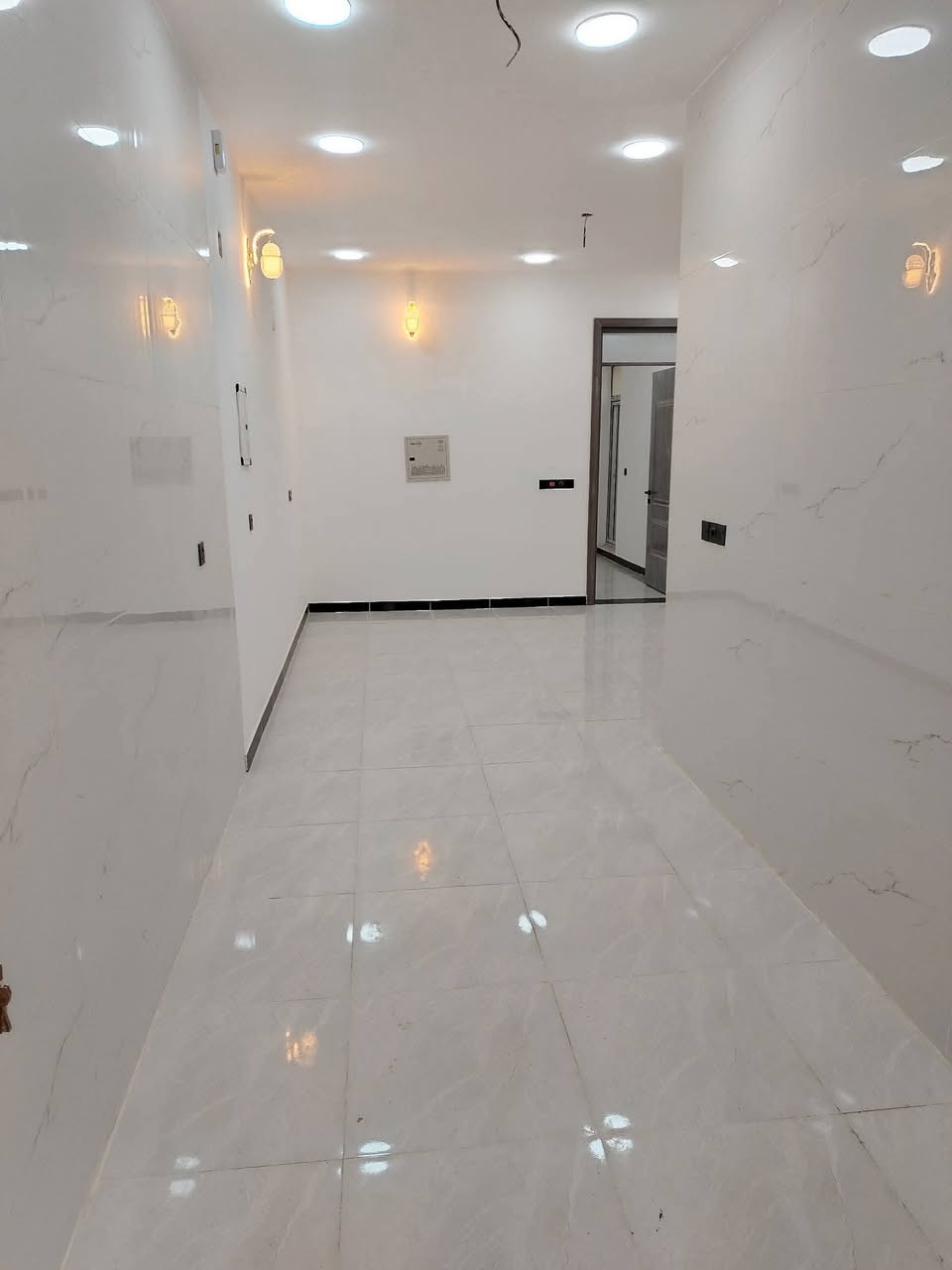 #لدينا_دار_للبيع مساحه 100 متر واجهه 6 وربع ونزال 16 طابو زراعي سند 25 قرار محكمه البيت يحتوي على3 غرف نوم وصاله وستقبال ومطبخ  العنوان بغداد الدورة مدخل البوعيثه مجمع السلطان الاول 
هاتف ***********
***********
