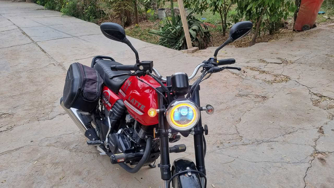 السلام عليكم،  دراجة دايون لايتي ١٥٠سي سي  مرقم بأسمي كربلاء تحويل ثاني يوم للبيع :
موديل ٢٠٢٠، طالعة من المعرض ٢٠٢٥ شهر الرابع.

مثل ما امبين بالصور و الفديوهات الدراجة نضيفة جدا تكدر تكول زيرو ماشية ٢٨٠٠.
سبب البيع محتاج فلوسها.
دراجة بيها تزويد:
١- مازده اماميه مال امزون اصليه.
٢- هورن سيدان زوج. 
٣- جنط قماش صفح كومون اصلي.
٤- جنطة تانكي.
+ هدية خوذة اصلية + سماعة خوذة انتركوم لكسن اصلي b4 fm صارن عليه الخوذة و السماعات ب١٦٠ الف وهذني هديه للشراي 
السعر المطلوب ٣٣٥٠٠٠٠

*********** للاتصال
