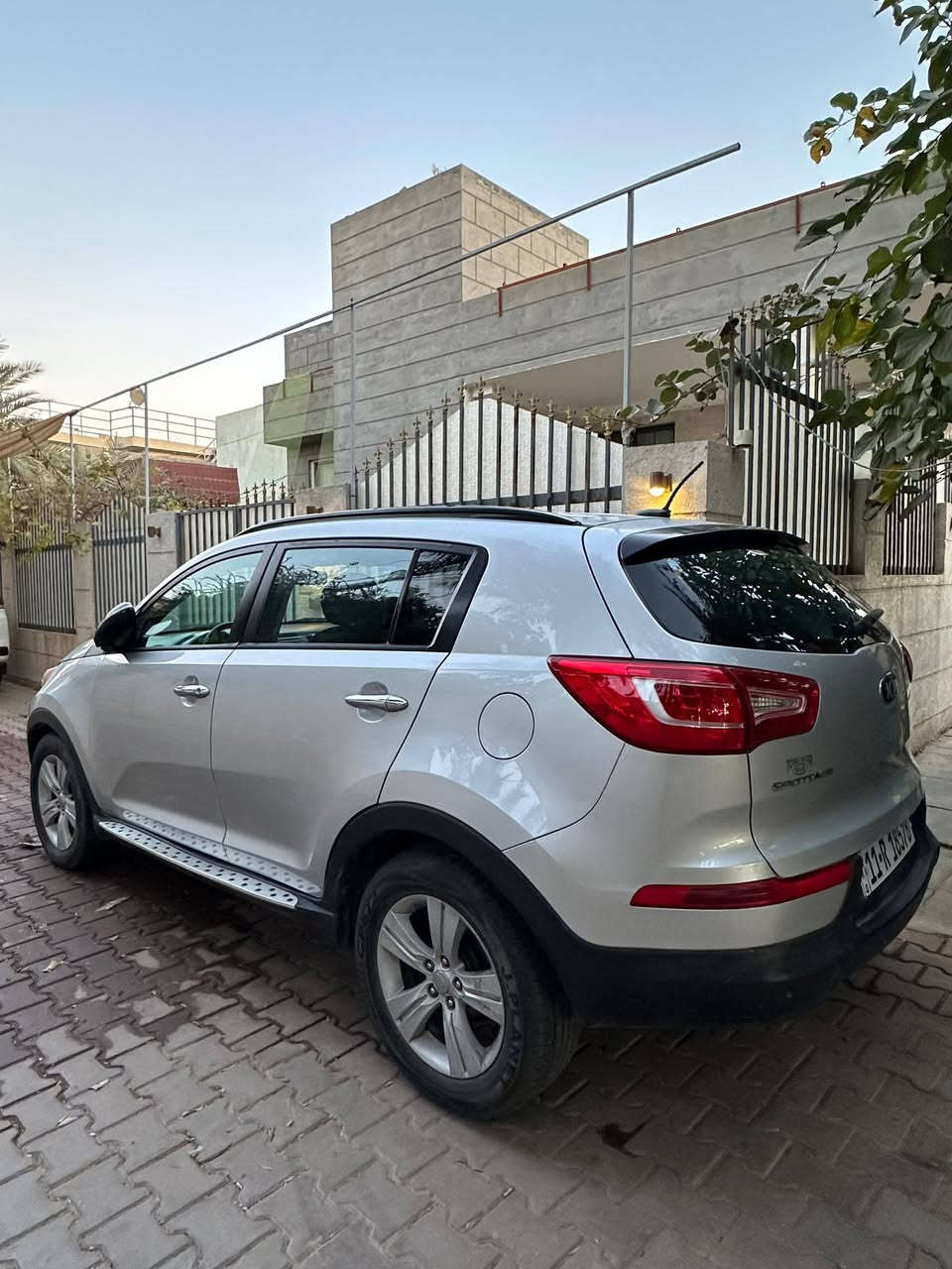 السلام عليكم سبورتج 2013 وارد امريكي مكينه 2400 دوش بحاله ممتازه السياره باسمي  داخله كلين  وصار بيها هنا قطعه وحده جاملغ امامي ايمن فقط ماشيه 100 الف
السعر 138 وبيها مجال بسيط 
المكان كربلاء 
رقم الهاتف ***********
